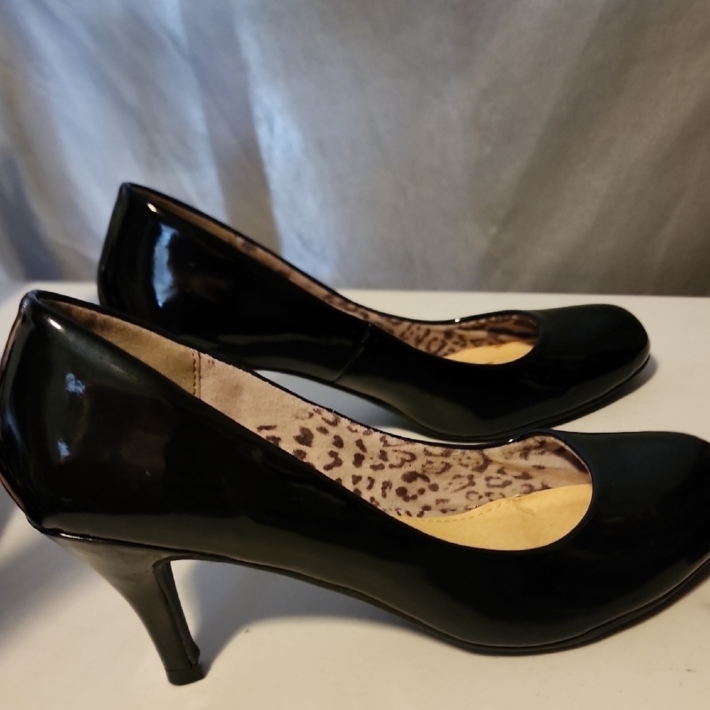 CL by Laundry Black Glossy Heels - Picture 5 of 5